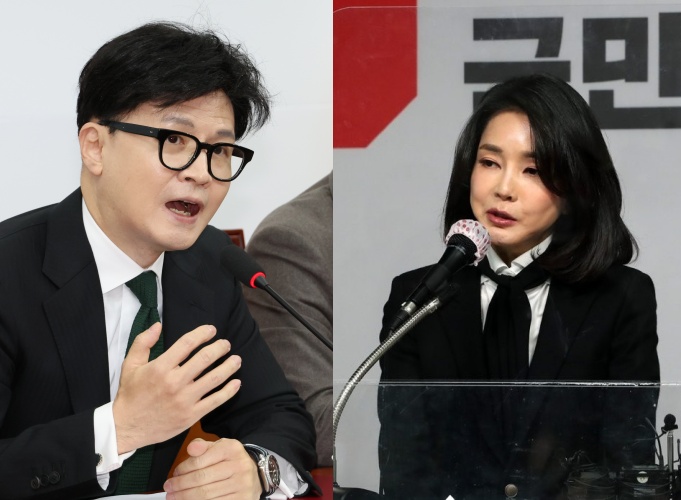 ▲ (좌) 국민의힘？한동훈？대표가 서울 여의도 국회에서 열린 최고위원회의에서 발언하고 있다. 2024.11.11 (우) 김건희 여사가 국민의힘 당사에서 자신의 허위 이력 의혹 관련해 입장문을 발표하고 있다.？2021.12.26 © 연합뉴스