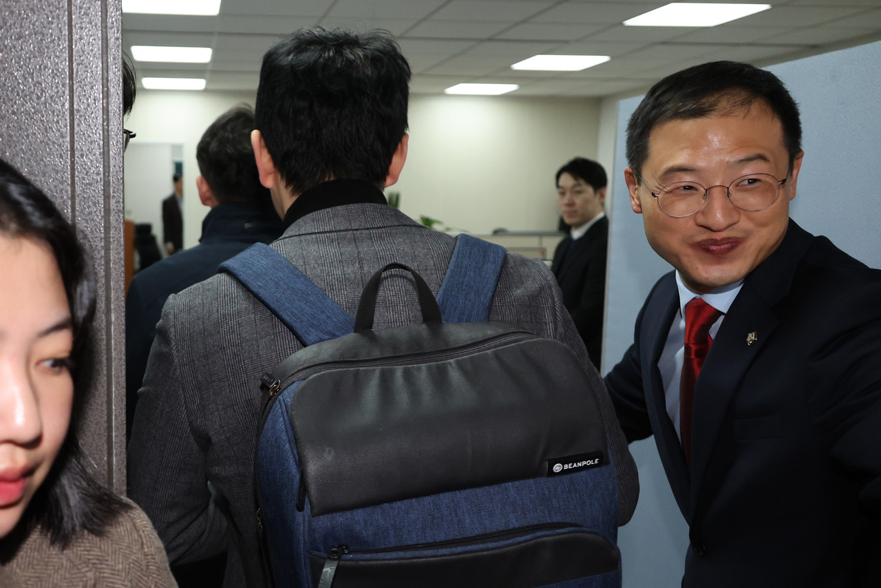 ▲ 김건희 여사 '공천 개입 의혹'과 미래한국연구소의 '불법 여론조사 의혹' 사건 핵심 인물인 명태균 씨를 수사 중인 검찰 수사관들이 27일 오후 서울 여의도 국회 의원회관 내 국민의힘 기획조정국 사무실로 들어가고 있다. 2024.11.27 © 연합뉴스