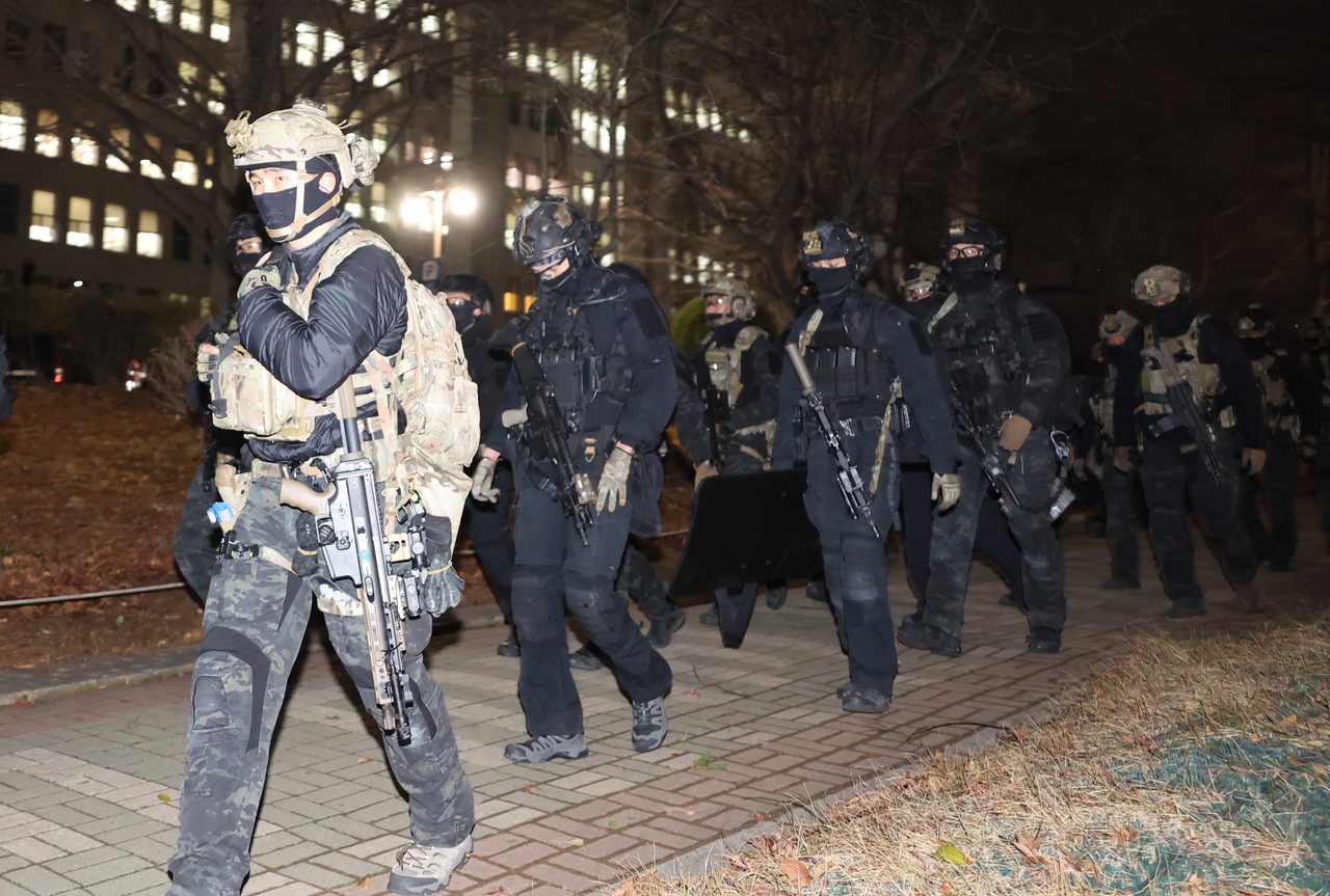 ▲ 윤석열 대통령이 3일 밤 비상계엄을 선포한 가운데 국회 경내로 진입하고 있는 계엄군 2024.12.4 ⓒ 연합뉴스