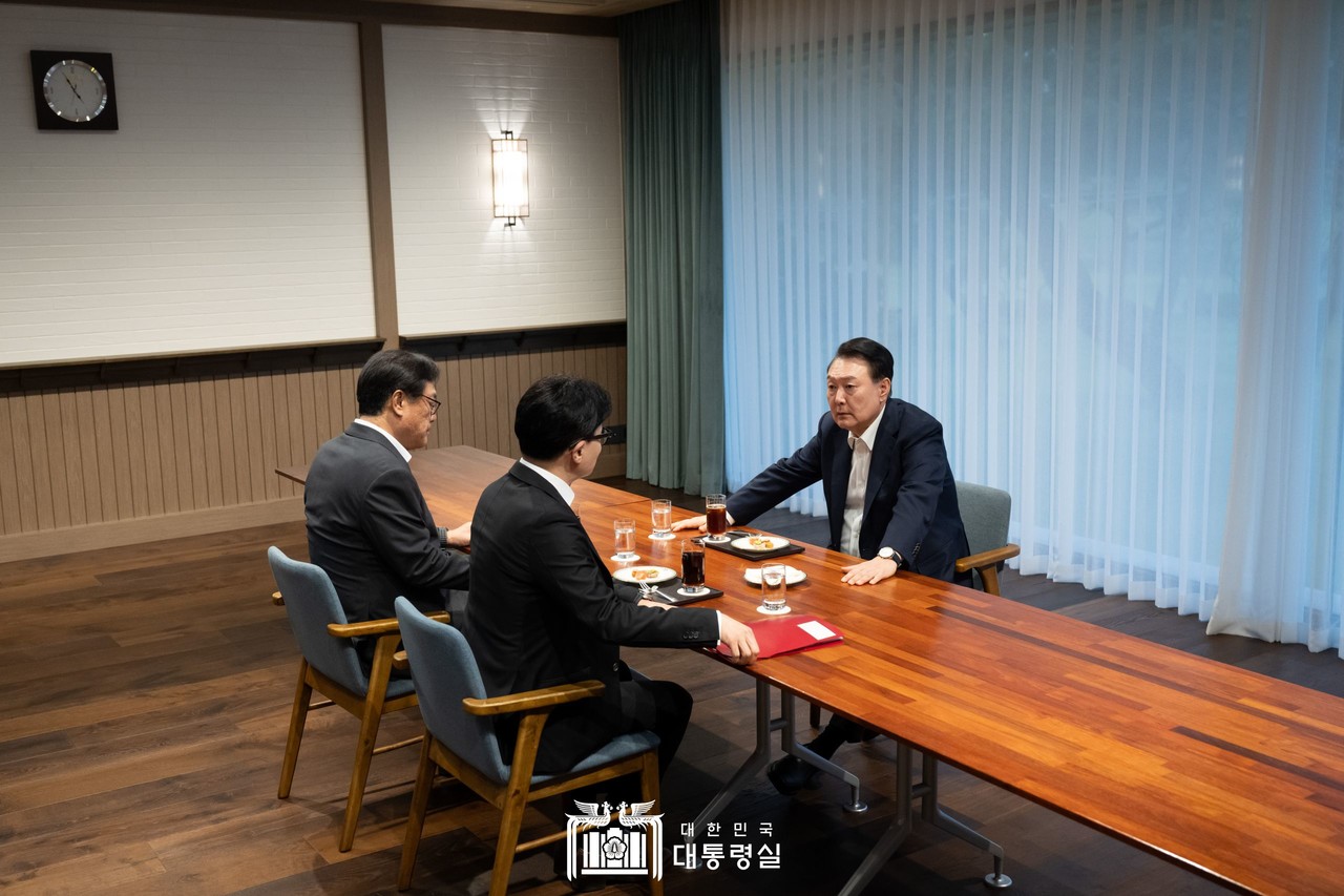 ▲ 윤석열 대통령이 21일 서울 용산 대통령실 앞 파인그라스에서 국민의힘 한동훈 대표를 만나 대화하고 있다.한 대표 옆에는 정진석 대통령실 비서실장이 배석했다. 2024.10.21 ⓒ 대통령실 제공 