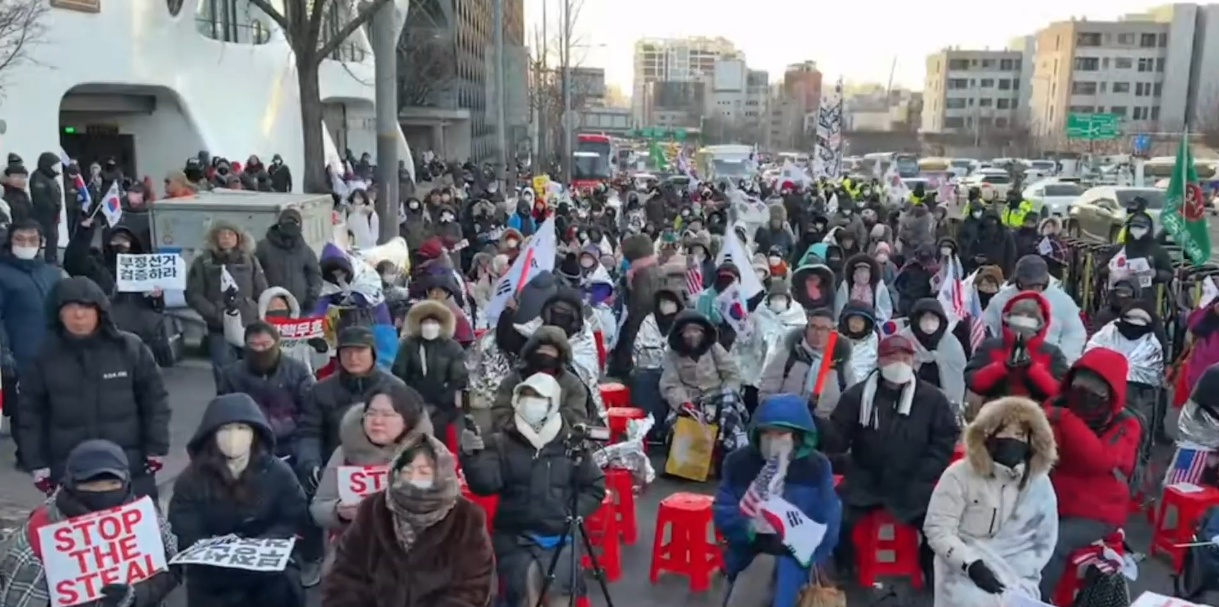 ▲ 공수처와 경찰이 윤석열 대통령에 대한 2차 체포영장을 집행하고 있는 8시 기준 자리를 지키고 있는 탄핵 반대 집회 참가자들 © 유튜브 갈무리
