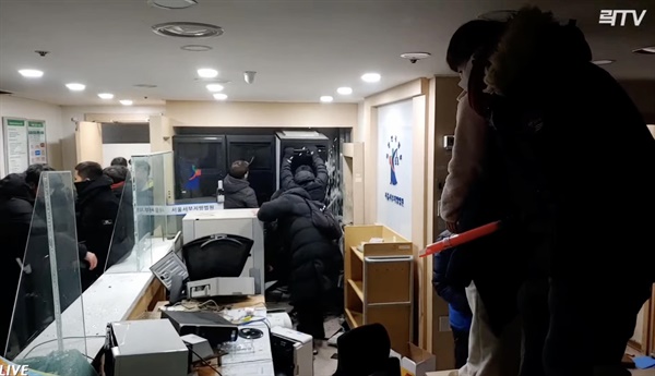 ▲윤석열 대통령이 19일 새벽 3시경 내란 우두머리 및 직권남용 권리행사 방해 혐의로 구속되자, 서울 마포구 서울서부지방법원(서부지법) 주변에서 시위를 벌이던 지지자들이 법원에 난입했다. 이들은 진입 과정에서 경찰을 폭행하고 건물 외벽 및 유리창을 부수고 들어가 출입문, 각종 집기 등을 부쉈다. ⓒ 락TV 화면