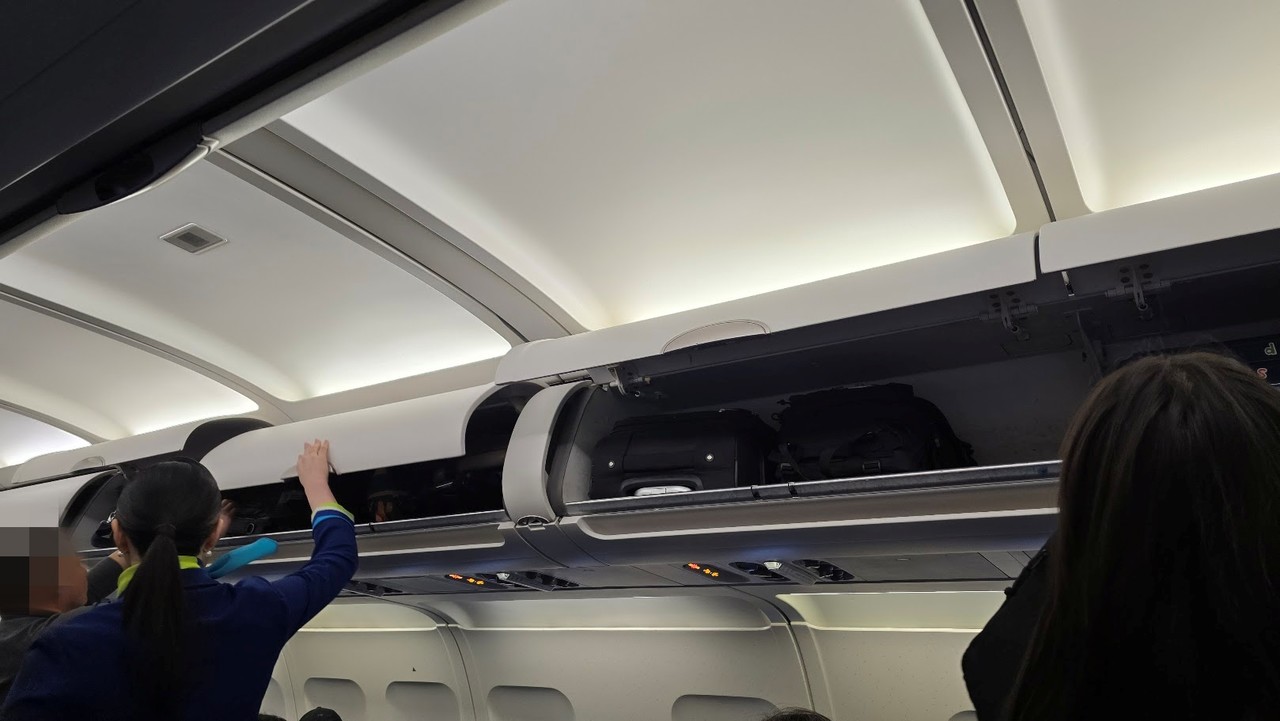 ▲ 30일 에어부산 여객기에서 승무원들이 기내 선반 위 짐을 확인하는 모습