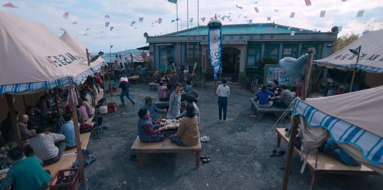 ▲ 애순이가 어촌계장이 되자 마을회관에서 잔치가 벌어졌다 © 넷플릭스