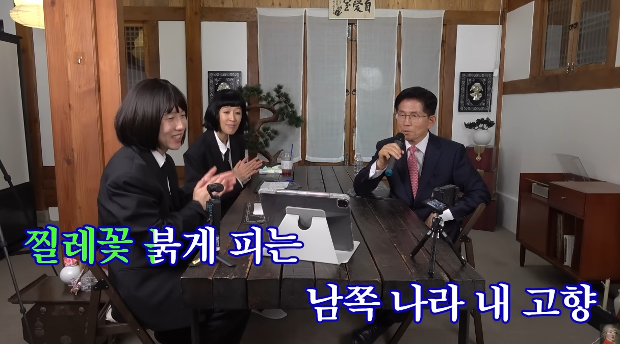 ▲ 유튜브 '공부왕찐천재 홍진경' 채널에 출연한 김문수 국민의힘 대선 후보가 애창곡으로 '찔레꽃'을 부르는 모습 © 유튜브 갈무리