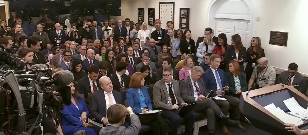 ▲ 백악관 브리핑룸에 있는 기자들 모습 © 유튜브 갈무리