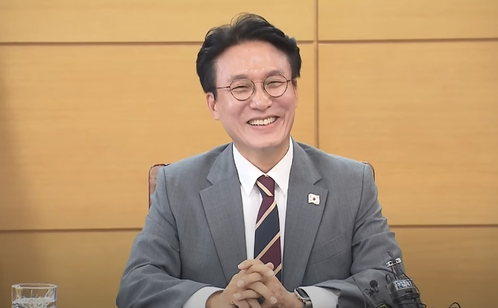 ▲ 김민석 총리 후보자가 기자 간담회에서 기자의 질문을 듣고 웃고 있다 © 유튜브 갈무리