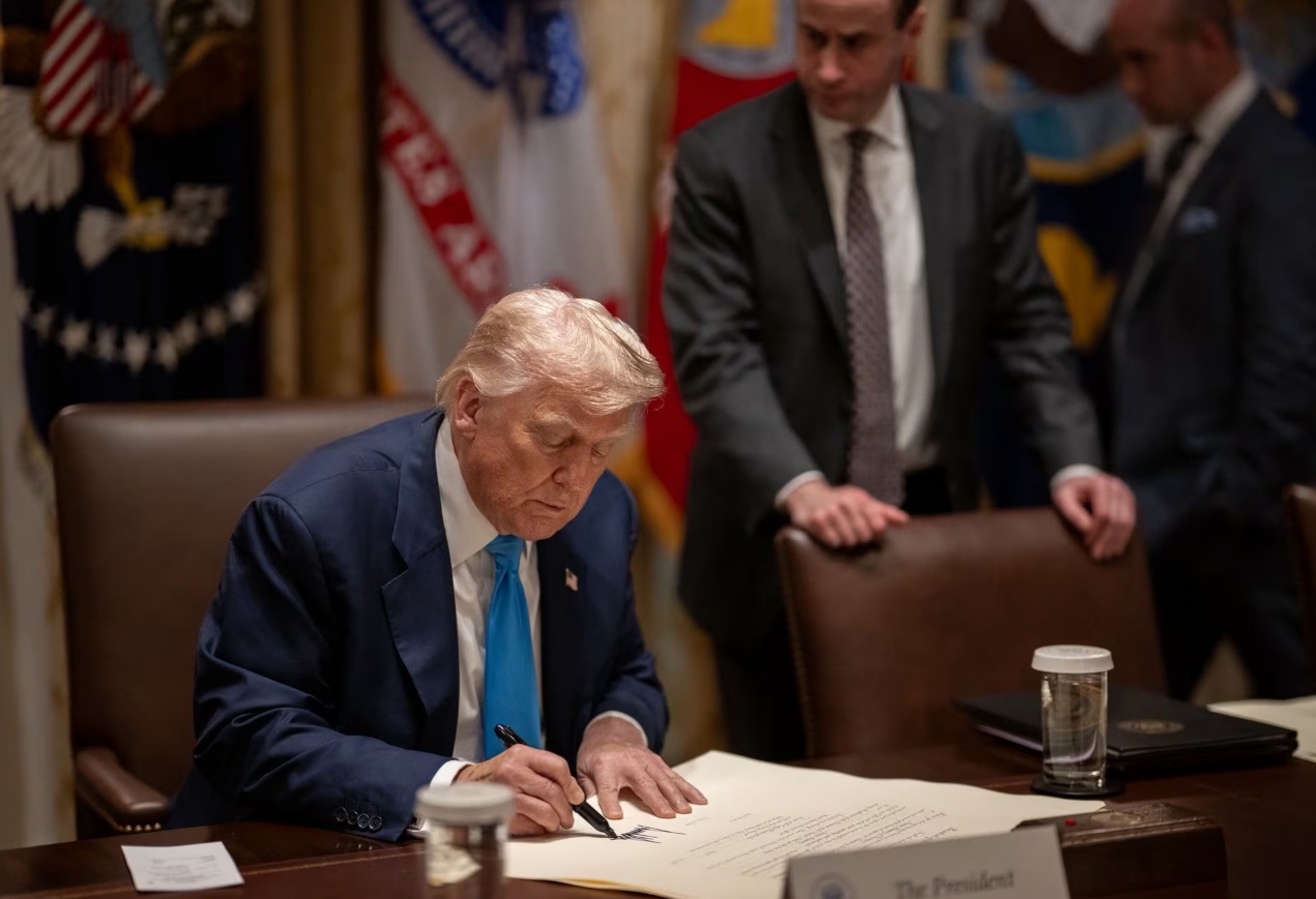 ▲ 백악관이 공개한 한미 무역합의 문서에 서명하는 트럼프 대통령 © 백악관X 갈무리