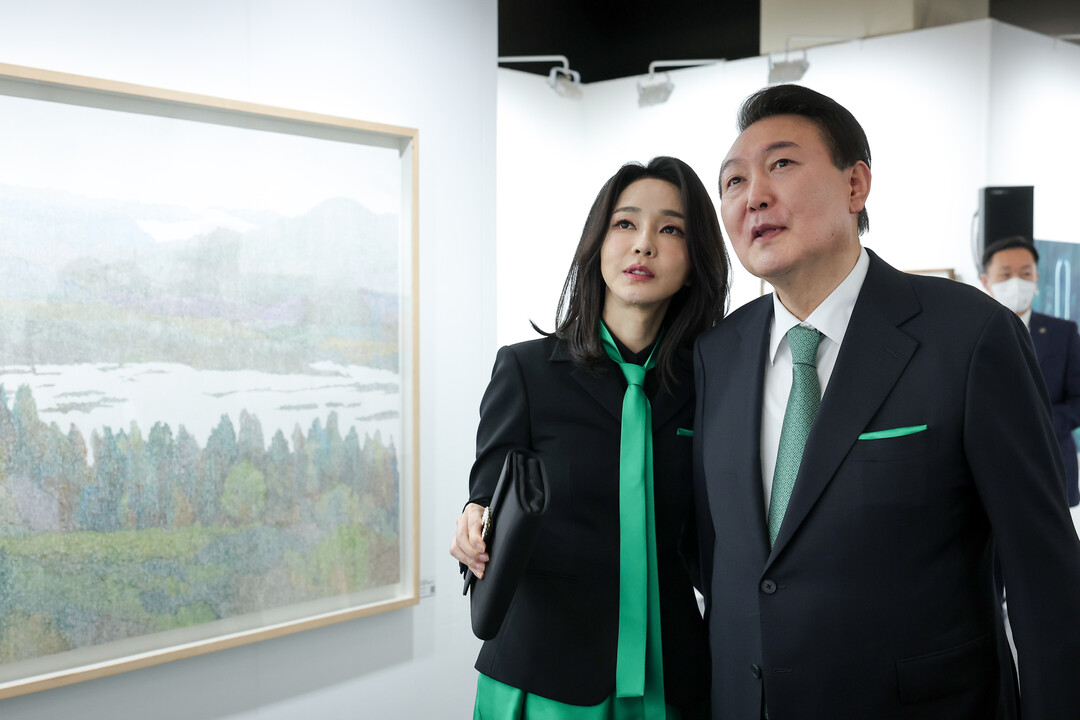 ▲ 서울 서초구 예술의전당에서 열린 2023 문화예술인 신년인사회에서 윤석열씨 부부가 미술작품을 감상하고 있는 모습 © 윤석열정부 대통령실 제공