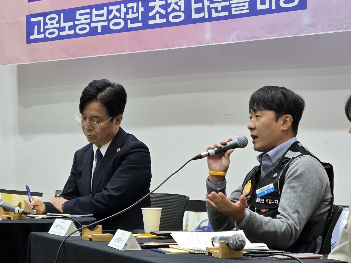 ▲ 부산 사상역 인디스테이션에서 김영훈 고용노동부장관 초청 타운홀 미팅에서 배달 라이더 양기혁씨가 발언하고 있다