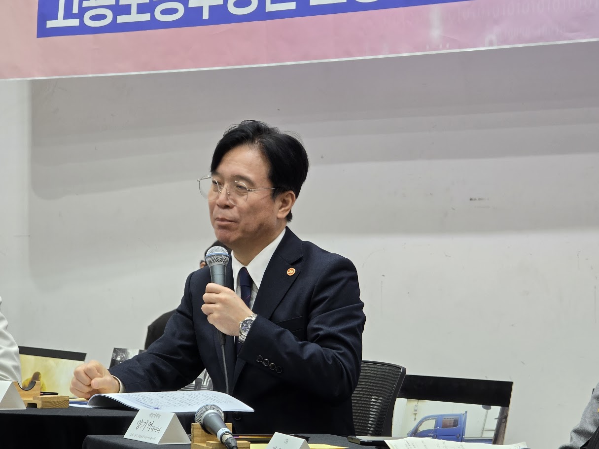 ▲ 부산 사상역 인디스테이션에서 열린 '부산의 미래 일자리 함께 묻고 답하다' 타운홀 미팅에서 김영훈 고용노동부장관이 참석자의 이야기를 듣고 있다. 