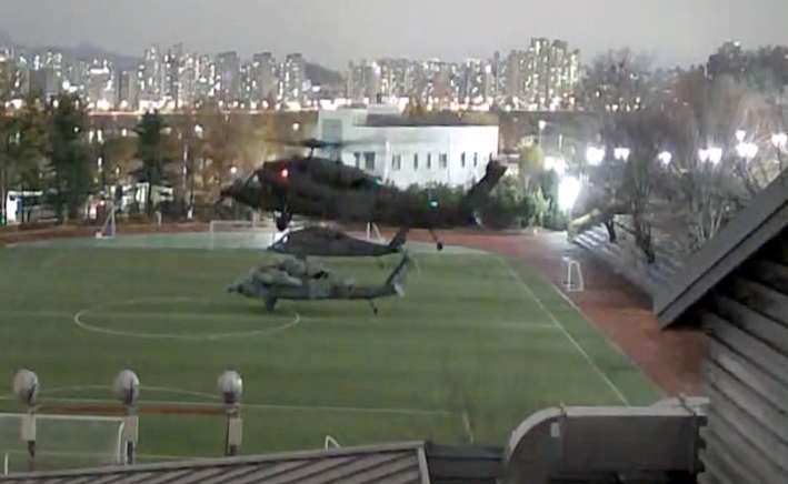 ▲2024년 12월  5일 국회사무처가 계엄령 선포 후 국회의사당에 진입한 계엄군의 작전 상황을 담은 폐쇄회로(CCTV)영상을 공개했다. 사진은 헬기를 탄 계엄군들이 국회 운동장에 내리는 모습.  2024.12.5 © 국회사무처 제공