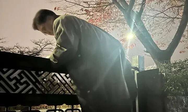 ▲ 지난해 12월3일 밤 11시께, 경찰이 통제 중인 서울 여의도 국회에서 우원식 국회의장이 담을 넘는 모습 © 국회의장실 제공