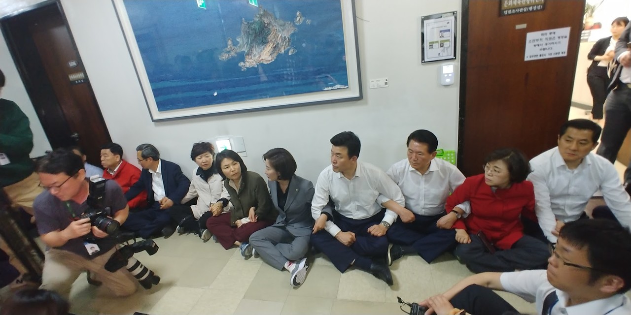 ▲나경원 의원과 자유한국당 (현 국민의힘) 의원들이 팔짱을 끼고 회의장 앞을 막고 있는 모습. 2019.4.26 