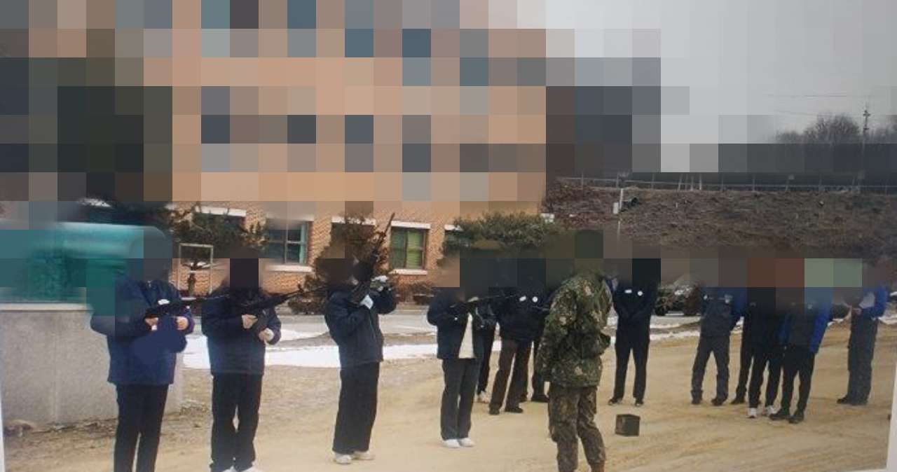 ▲  여성 군무원들이 총기 관련 교육을 받고 있는 모습 ⓒ 전국군무원연대 제보