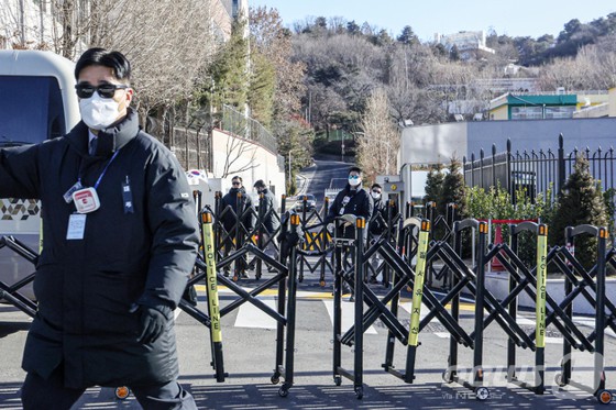 ▲ 헌정사상 처음으로 현직 대통령에 대한 체포영장이 발부된 31일 서울 용산구 한남동 대통령 관저(사진 오른쪽 위) 진입로 출입이 통제되고 있다. ⓒ뉴스1