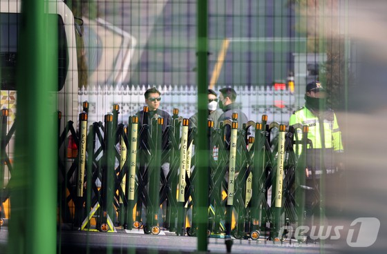 ▲ 공수처가 '12·3 비상계엄 사태'로 내란 혐의를 받는 윤석열 대통령 체포영장을 이달 6일까지 유효기간 내에 집행하겠다고 밝힌 가운데 1일 서울 한남동 대통령 관저 입구가 통제 되고 있다. 오도운 고위공직자범죄수사처장은 이날 출근길에 대통령경호처가 관저 문을 개방하지 않으면 공무집행방해에 해당한다며 공수처의 법 집행에 응하라고 촉구했다.  ⓒ뉴스1