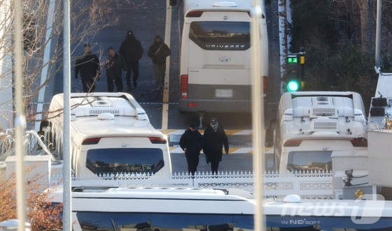 ▲ 내란수괴 혐의를 받는 윤석열 대통령에 대한 체포영장이 재발부된 가운데 9일 오전 서울 용산구 한남동 대통령 관저에서 차벽을 세우기 위해 동원된 버스 차량 옆으로 경호처 등 관계자들이 이동하고 있다.  ⓒ뉴스1