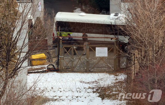 ▲ 법원이 12·3 비상계엄 선포 사태 관련 내란 우두머리(수괴) 혐의를 받는 윤석열 대통령에 대한 체포영장을 재발부한 가운데 8일 서울 용산구 한남동 관저에서 관계자들이 근무를 서고 있다. ⓒ뉴스1