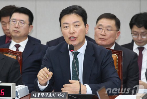 ▲김성훈 대통령경초처 차장이 19일 오후 서울 여의도 국회에서 열린 운영위원회 전체회의에 출석해 윤석열 대통령의 군 골프장 이용 시 경호 활동에 대한 고민정 더불어민주당 의원 질의에 답변하고 있다. ⓒ뉴스1