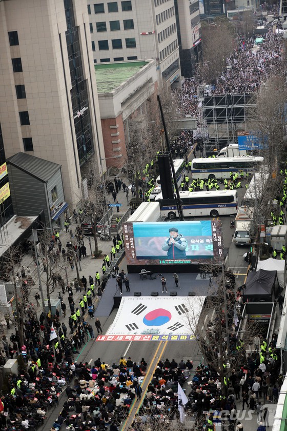 ▲15일 광주 동구 금남로 일대에서 윤석열 탄핵 찬성 집회와 반대 집회가 열리고 있다. ©뉴스1