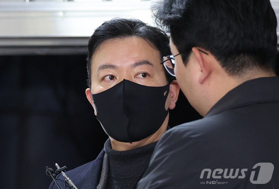 ▲ 김성훈 대통령경호처 차장이 24일 오전 서울 서대문구 경찰청 국가수사본부 특별수사단에 출석하며 취재진 질문에 답변하고 있다. 특수단은 김 차장과 함께 이광우 경호본부장을 불러 특수공무집행방해 혐의를 조사한다.