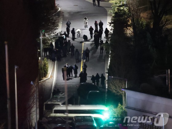 ▲ 고위공직자범죄수사처(공수처)가 윤석열 대통령 2차 체포영장 집행에 나선 15일 오전 서울 용산구 한남동 대통령 관저 진입로에 경호처 직원들이 대기하고 있다.