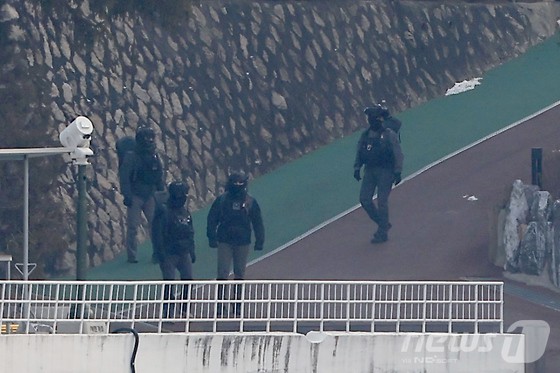 ▲ 윤석열 대통령 체포영장 집행 초읽기에 들어간 13일 서울 용산구 한남동 대통령 관저에서 화기가 든 것으로 추정되는 배낭을 멘 대통령경호처 요원들이 오가고 있다.