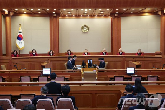 24일 서울 종로구 헌법재판소 대심판정에서 열린 한덕수 국무총리 탄핵심판을 앞두고 재판관들이 착석해 있다. 헌재는 이날 한 총리에 대한 국회의 탄핵소추를 기각했다. (공동취재)