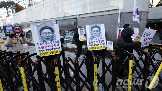 ▲ 윤석열 대통령 지지자들이 24일 서울 종로구의 아파트 입구에서 문형배 헌법재판소장 권한대행의 사퇴를 촉구하는 시위를 벌이고 있다.