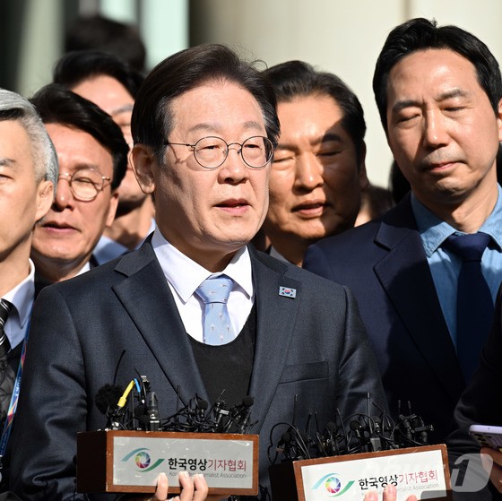 공직선거법 위반 항소심에서 무죄를 선고받은 이재명 더불어민주당 대표가 26일 오후 서울 서초구 서울고등법원에서 열린 공직선거법 위반 혐의 2심 선고 공판을 마친 뒤 입장을 밝히고 있다.