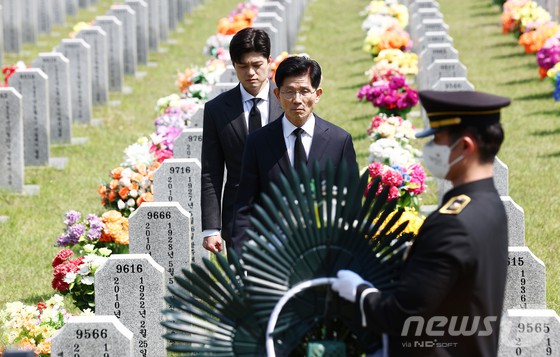 ▲ 김문수 국민의힘 대통령 후보가 12일 대전 유성구 국립대전현충원에서 고 한주호 준위의 묘역을 찾아 참배하고 있다. 가운데는 김용태 비상대책위원장 내정자.