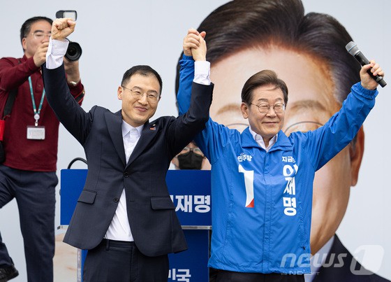 ▲ 이재명 더불어민주당 대통령 후보가 16일 오전 전북 익산시 익산역 동부광장에서 김상욱 무소속 의원과 손을 맞잡아 올리고 있다.