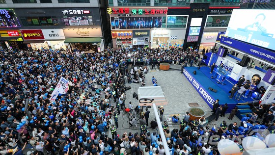 ▲ 이재명 더불어민주당 대통령 후보가 수도권 표심잡기에 나선 20일 오후 경기 김포시 구래역 문화의 거리에서 지지를 호소하고 있다.