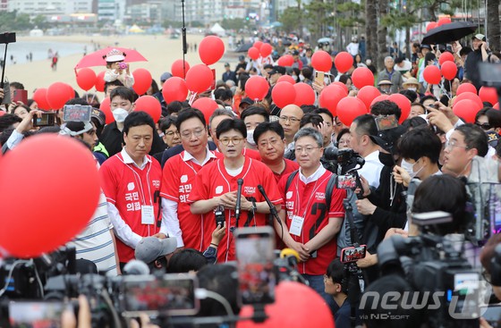 한동훈 전 국민의힘 대표가 20일 오후 부산 수영구 광안리해수욕장에서 김문수 국민의힘 대통령 후보 지원 유세에 나선 가운데 언론 브리핑을 하고 있다.