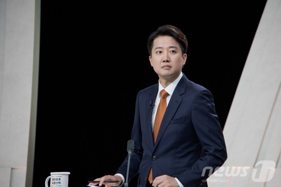 ▲  이준석 개혁신당 대통령 후보가 27일 서울 상암 MBC스튜디오에서 열린 21대 대선후보 3차 토론회에 참석해 토론 준비를 하고 있다.