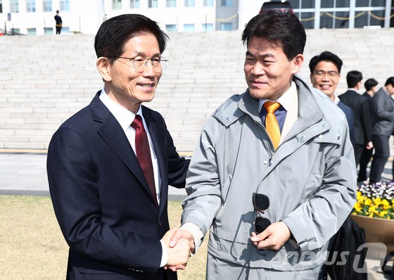 ▲지난 4월  대선 출마를 선언한 김문수 전 고용노동부 장관이 서울 여의도 국회 본청 앞에서 열린 '연금개악 규탄집회'에 참석해 한국사 강사 전한길 씨와 인사하고 있다.