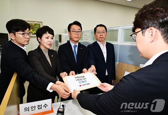 ▲박충권·김은혜·곽규택·조승환 국민의힘 의원이 6일 오후 서울 여의도 국회 의안과에서 '주식 차명거래 의혹'을 받고 있는 이춘석 의원 징계안을 제출하고 있다.