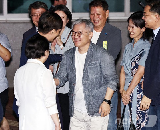 ▲ 이재명 정부 첫 특별사면·복권 대상에 오른 조국 전 조국혁신당 대표가 15일 새벽 구로구 서울남부구치소를 나서며 최강욱 전 더불어민주당 의원과 인사나누고 있다.