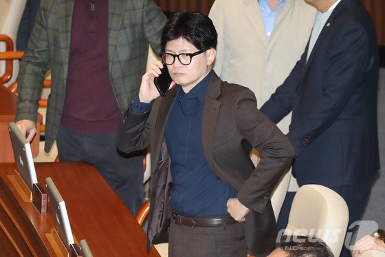 ▲ 윤석열 대통령이 비상계엄령을 선포한 가운데 4일 새벽 서울 여의도 국회 본회의장에서 한동훈 국민의힘 대표가 심각하게 전화통화를 하고 있다. .