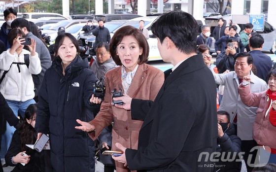 ▲ 나경원 국민의힘 의원이 20일 서울 양천구 남부지법에서 열린 '자유한국당 패스트트랙(신속처리안건) 충돌 사건' 1심 선고 공판에 출석하며 취재진 질문에 답하고 있다.