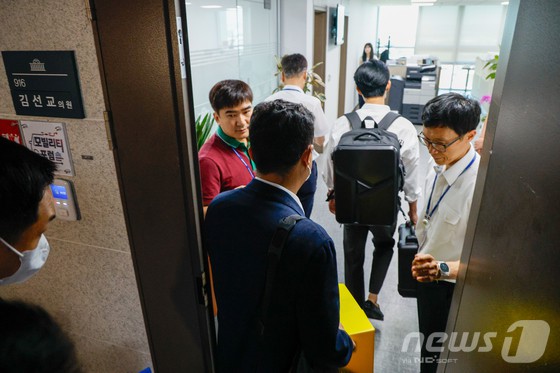 ▲ 김건희 여사의 각종 의혹을 수사하는 민중기 특별검사팀이 '양평 고속도로 특혜 의혹' 관련 김선교 국민의힘 의원실 압수수색에 나선 25일 서울 여의도 국회의원회관 김 의원실에 박스를 든 특검 수사관들이 들어가고 있다.