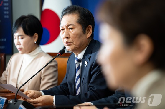 ▲ 정청래 더불어민주당 대표가 21일 서울 여의도 국회에서 열린 최고위원회의에서 모두 발언을 하고 있다.