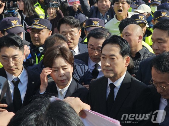 ▲장동혁 국민의힘 대표와 양향자 최고위원이 6일 오후 광주 북구 운정동 5·18민주묘지를 참배하려다 저지당하고 있다.