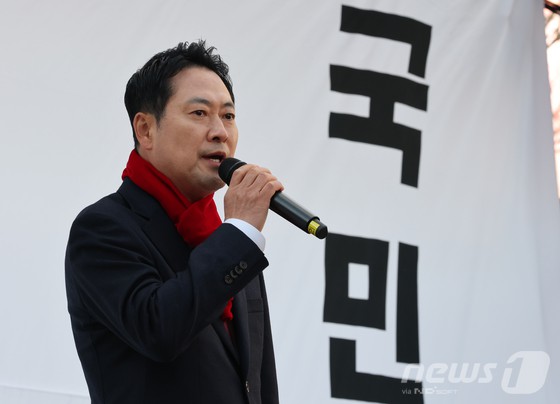 ▲ 장동혁 국민의힘 대표가 26일 충남 천안시외버스터미널 앞에서 열린 민생회복 법치수호 국민대회에 참석해 발언하고 있다.©뉴스1