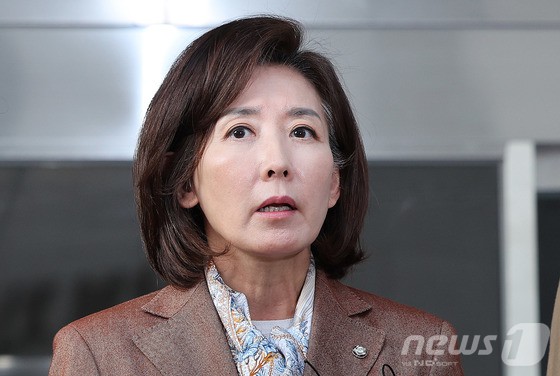 ▲ 나경원 국민의힘 의원이 20일 서울 양천구 남부지법에서 열린 '자유한국당 패스트트랙(신속처리안건) 충돌 사건' 1심 선고를 마친 뒤 법정을 나서며 심경을 밝히고 있다.재판부는 이날 사건 당시 자유한국당 원내대표였던 나 의원에게 벌금 총 2천400만원을, 당 대표였던 황교안 전 총리에게 벌금 총 1천900만원을 선고했다.